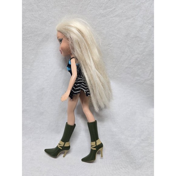 MGA 2005 BRATZ Soccer Cloe With Treasures Pirate Outfit - Picture 12 of 15